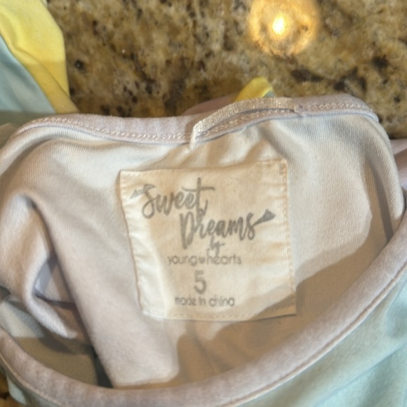 Great condition little girls size 5 unicorn nightgown - Picture 6 of 6